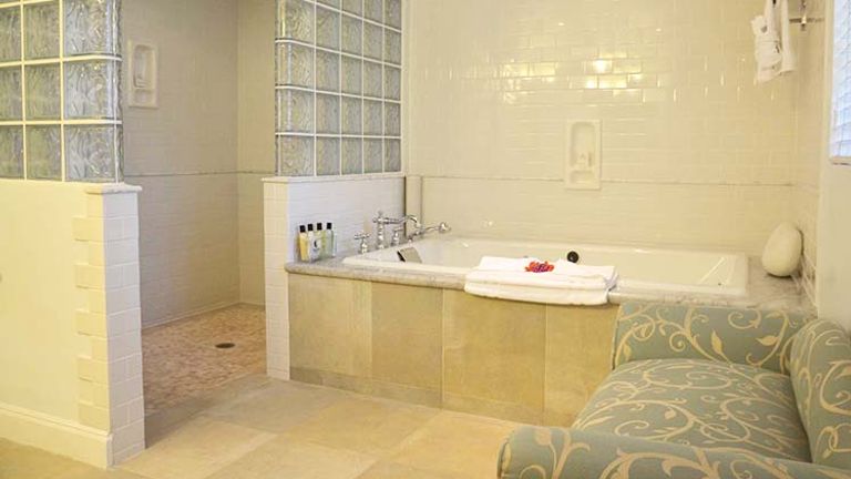 A bathroom in Half Moon’s Deluxe cottage accommodation // © 2016 Parm Parmar