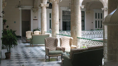 Hotel Florida is among the top hotels recommended by tour operators in Havana, Cuba. // © 2016 Creative Commons user davidgrant