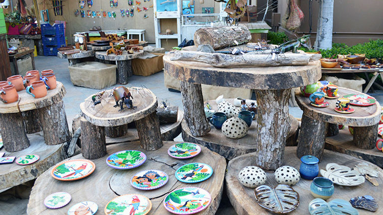 Guests can shop at the artisan market for locally made items, such as wooden bowls and ceramic pottery. // © 2015 Valerie Chen