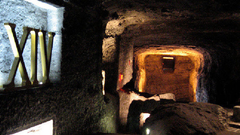 The 14th and final station represents Jesus being laid to rest in the tomb. // © 2009 Marcelo Träsel / Flickr.com