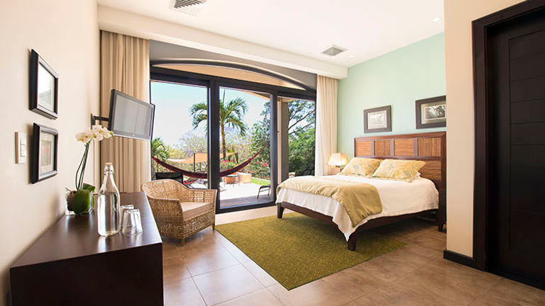 The "Poro Poro" room with a pool view // © 2015 Villa Buena Onda