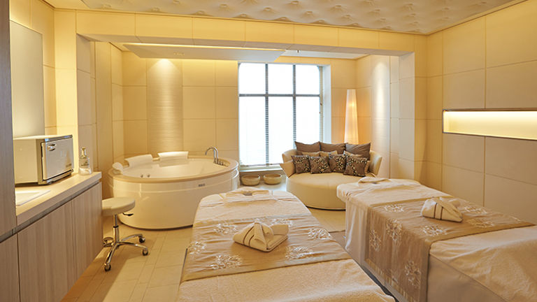 At Europa 2’s spa, passengers can spend time in an ice fountain, the Kneipp pool, a fitness studio, golf simulators and much more. // © 2015 Hapag-Lloyd