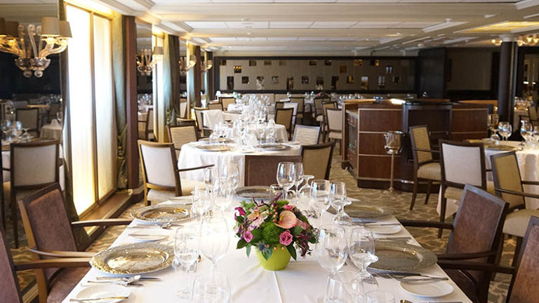 Amphora is the main dinner restaurant for passengers. // © 2016 Windstar Cruises