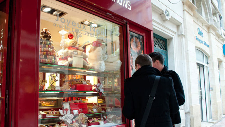 There are many small boutiques for shopping. // © 2015 iStock