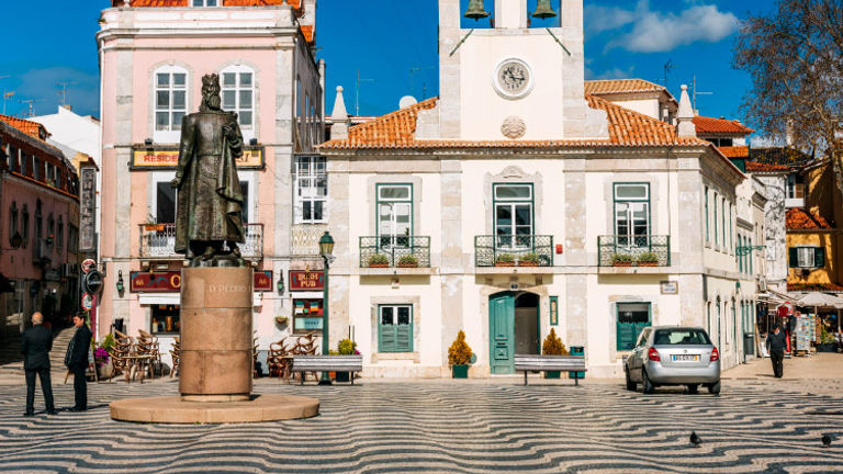 Cascais' city center features mosaic-tiled sidewalks. // © 2017 iStock