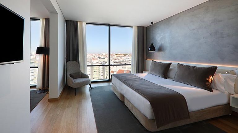 The 166-room luxury city hotel features contemporary decor and generous amenities. // © 2018 Iberostar Lisboa