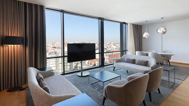 The living room of the Marques de Pombal Suite (royal suite) // © 2018 Iberostar Lisboa