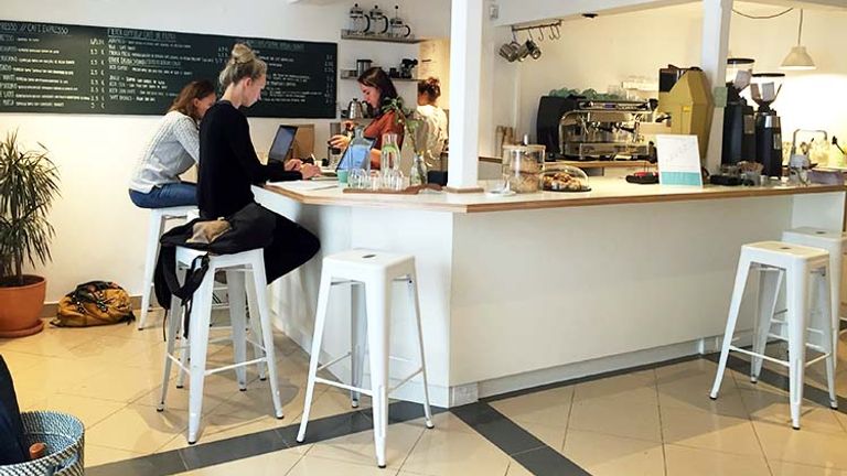 Enjoy filter coffees, americanos, cappuccinos, cortados and more at Copenhagen Coffee Lab in Lisbon’s Principe Real neighborhood. // © 2018 Creative Commons user bexwalton