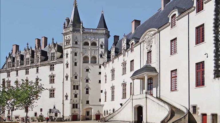 While on Le Voyage a Nantes, visitors will stop by the Chateau des ducs de Bretagne to appreciate the historic architecture and beauty of the castle. // © 2017 Creative Commons user dalbera