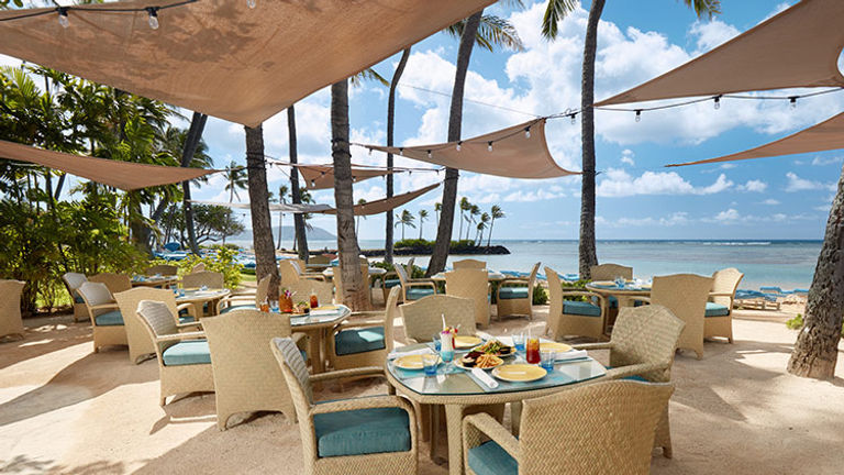 Rent out a venue such as The Kahala's Seaside Grill for a memorable proposal. // © 2017 The Kahala Hotel & Resort