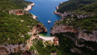 From families and couples to adventurous spirits, there's a beach for everyone — such as Stiniva Beach in Croatia, which trendsetters will love. // © 2017 Croatia National Tourist Board