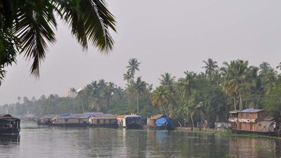 For clients interested in sightseeing along canals, but uninterested in crowds, Alappuzha in India is a great choice. // © 2015 Creative Commons user adamreeder