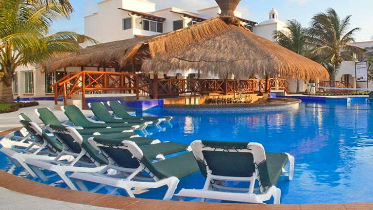 A swim-up bar is just one feature that guests at Hidden Beach can enjoy sans clothing. // © 2017 Hidden Beach