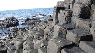 These five beaches are far from ordinary, including Giant’s Causeway in northern Ireland, which is made up of thousands of basalt towers. // © 2017 Wikimedia Commons
