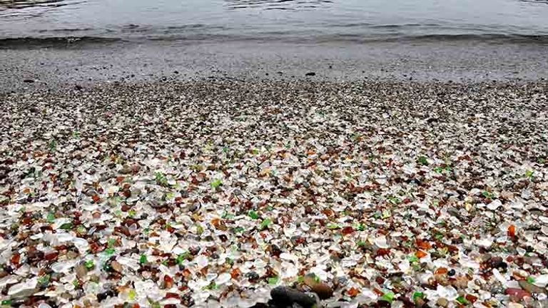 Guests are unfortunately not allowed to take home some glass from California's Glass Beach home with them, however tempting it might be. // © 2017 Wikimedia Commons