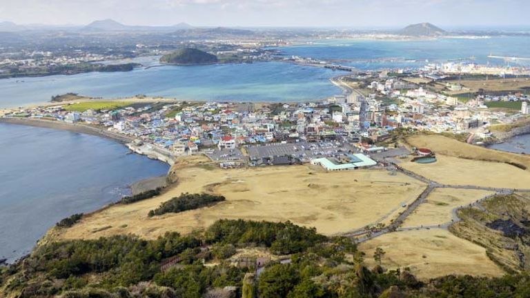 Koreans often call Jeju-do, the country’s biggest island, ‘the Hawaii of Korea.’ // © 2013 theJIPEN/ Thinkstock 