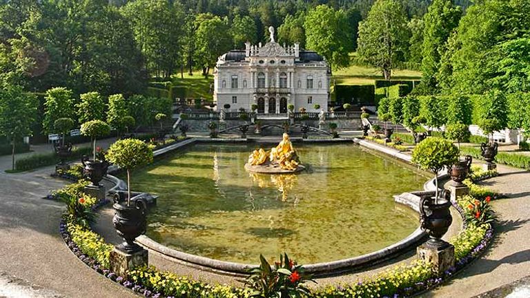The breathtaking architecture of Linderhof Palace was meant to mimic Versailles in France. // © 2018 Creative Commons user frans16611