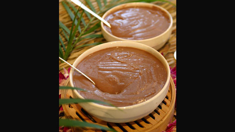 Fresh poi is quite sweet, but as it ages it turns sour — sometimes milk and sugar are added to alter the flavor. // © 2014 Hawaii Tourism Japan