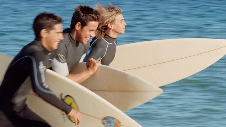 Structured activities such as surf lessons can be great bonding experiences for teens. // © 2017 Getty Images