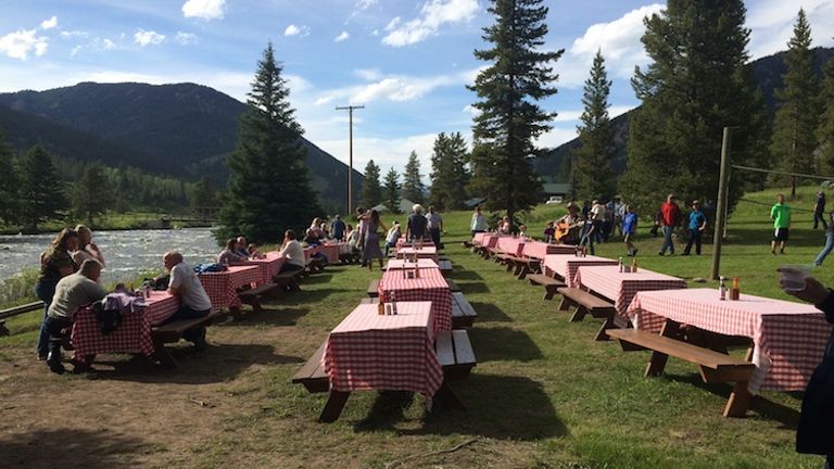An alfresco riverside dinner at 320 Ranch is well worth the short drive south from Big Sky. // © 2015 Chelsee Lowe