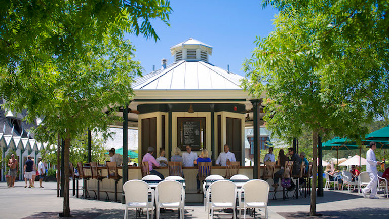 The outdoor Pool Cafe serves everything from paninis and salads to pizzas. // © 2015 Chad Keig