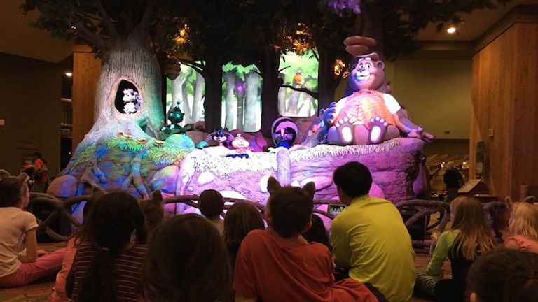 An evening story time draws a crowd to the Grand Lobby. // © 2016 Chelsee Lowe