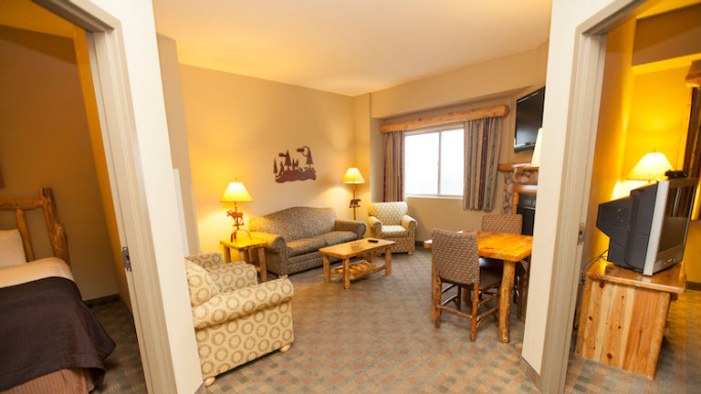 Larger groups can opt for the Grizzly Bear Suite, which sleeps up to eight people. // © 2016 Great Wolf Lodge