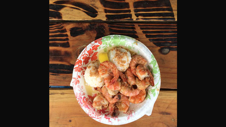 While cruising on Kamehameha Highway, stopping to eat scampi from a local shrimp truck such as Giovanni’s is a must, and the all-outdoor seating makes it a casual affair. // © 2014 Chelsee Lowe