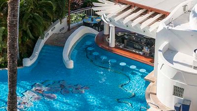 One of Maui’s best swim-up bars is located at Fairmont Kea Lani, Maui and part of Ama Bar & Grill. // © 2016 Fairmont Kea Lani, Maui