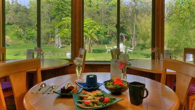 Visitors with plant-based diets will love the cuisine served on handmade ceramic dishes at Cafe Ono, one of several vegetarian restaurants on Hawaii Island. // © 2014 Cafe Ono