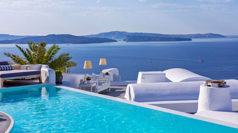 Every guestroom at Katikies Hotel has a panoramic view of the Aegean Sea.// © 2016 Katikies Hotel