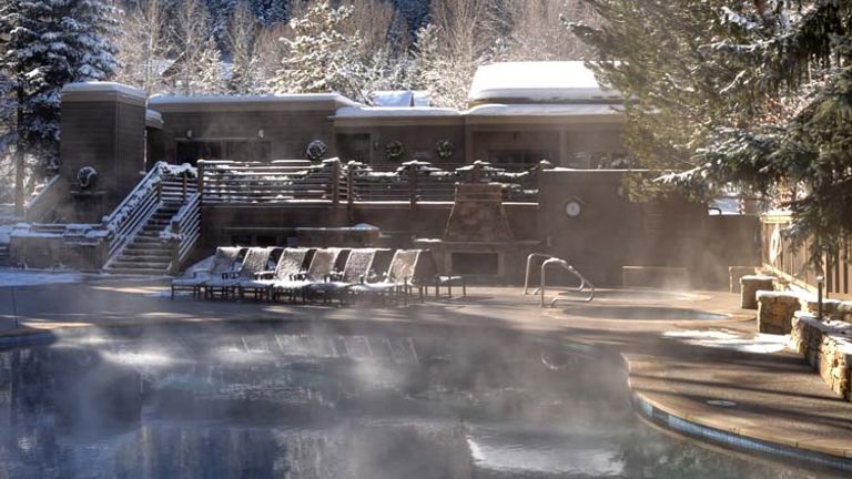 The Gant in Aspen offers heated outdoor tubs and pools with beautiful views of Aspen Mountain. // © 2014 Destination Hotels & Resorts