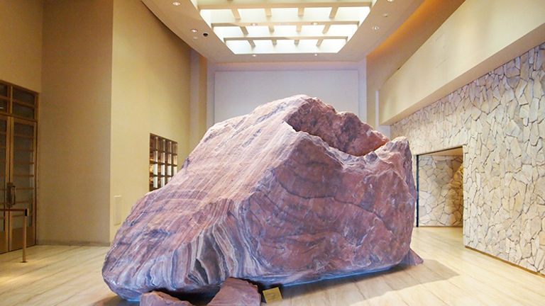 A boulder from the Mojave Desert was hoisted into the hotel’s foyer as decor. // © 2014 Robin Rockey