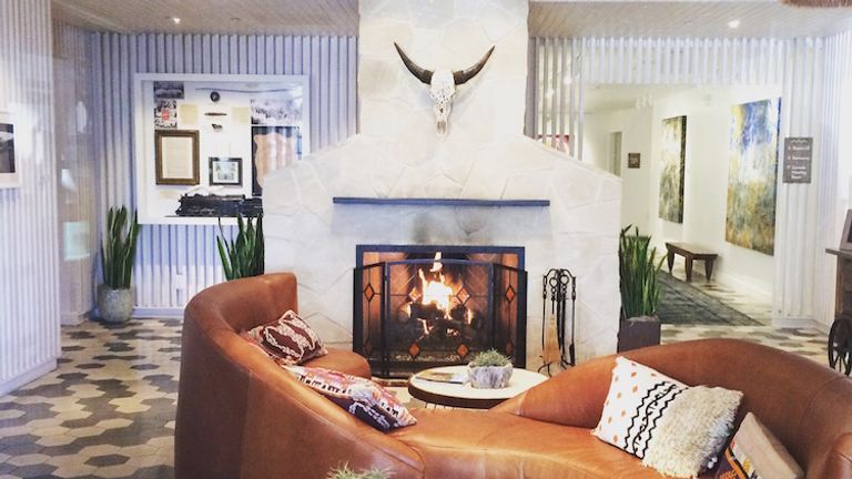 Guests can settle into the lobby with a magazine or a drink courtesy of the hotel’s daily hosted social hour. // © 2015 Chelsee Lowe