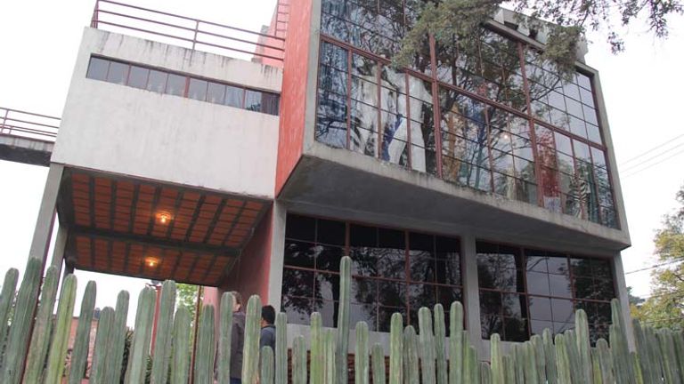 The avante-garde Museo Casa Estudio Diego Rivera y Frida Kahlo was originally two homes, one for each artist, designed by architect Juan O’Gorman and built from 1929 to 1931. // © 2014 Mark Chesnut