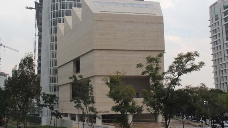Museo Jumex was completed in 2013 and features international art collected by Eugenio Lopez Alonso, heir to the Jumex juice empire. // © 2014 Mark Chesnut F