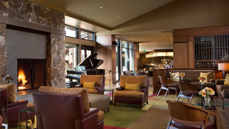 A different local winemaker hosts a wine tasting each Thursday in the hotel’s Living Room. // © 2017 The Allison Inn & Spa
