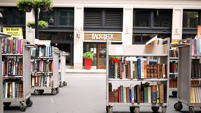 Get lost in one of Boston’s many bookstores, such as the famous Brattle Books. // © 2015 Creative Commons User mzn37