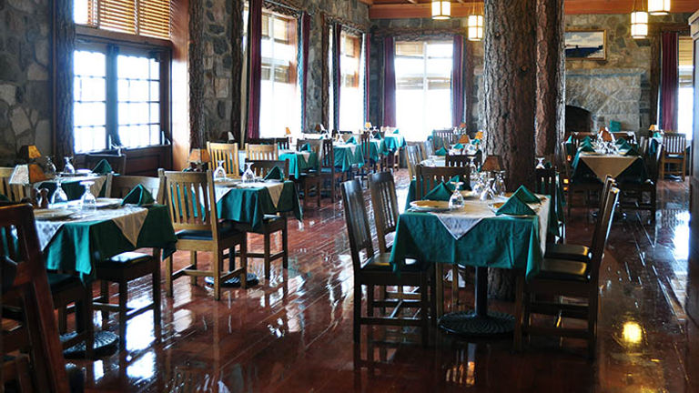 Crater Lake Lodge’s dining room serves up Pacific Northwestern cuisine with locally sourced ingredients. // © 2016 Crater Lake Lodges