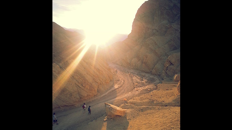 Death Valley_sunset hikers