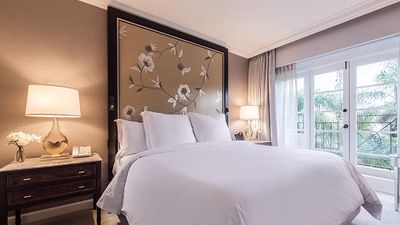 Standard King and Deluxe King rooms will showcase a monochromatic color scheme.