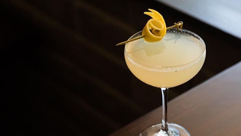 Cocktails and eats are readily available at on-site restaurant The Front Yard. // © 2017 The Garland