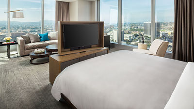 The brand-new, 889-room InterContinental Los Angeles Downtown features modern accommodations, such as the Deluxe Suite above, and breathtaking views of surrounding Los Angeles. // © 2017 InterContinental Los Angeles Downtown
