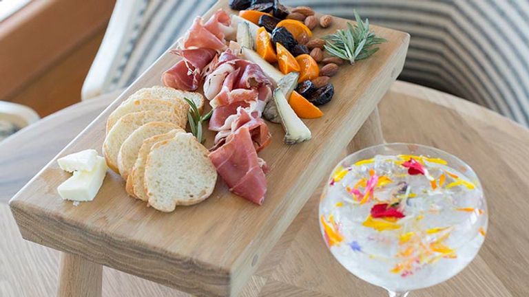 Filifera’s menu consists of cocktails, wine, beer and snacks. // © 2017 Aurelia