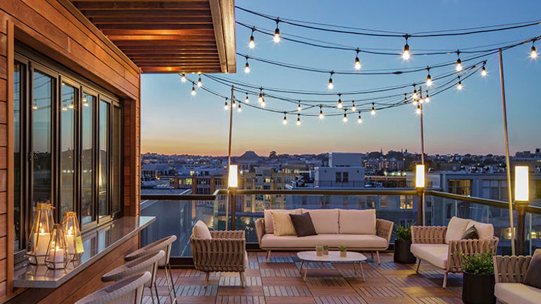 Order food and drinks at the rooftop bar. // © 2017 Kimpton Mason & Rook Hotel