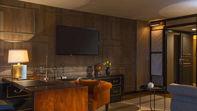 Additional items of note include a 65-inch television and an oversize desk, perfect for business travelers. // © 2017 Kimpton Mason & Rook Hotel