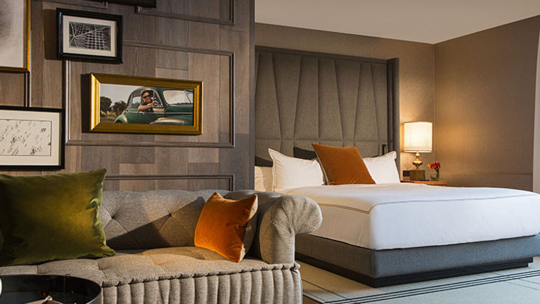 Guestrooms are spacious and well-appointed with luxe furniture, art and amenities. // © 2017 Kimpton Mason & Rook Hotel