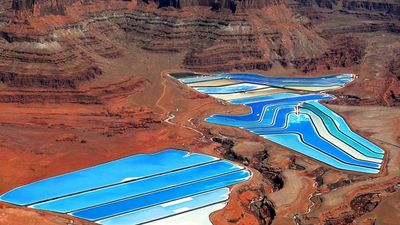 Both in Utah’s red rock country, Arches National Park and Canyonlands National Park are only 26 miles from each other.  // © 2016 Redtail Air Adventures