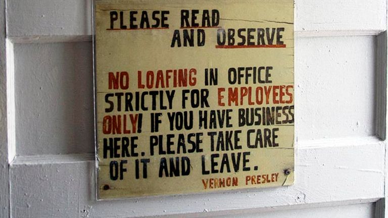 This sign welcomes visitors to the former office of Vernon Presley, Elvis’ father. // © 2016 Josephine Parr