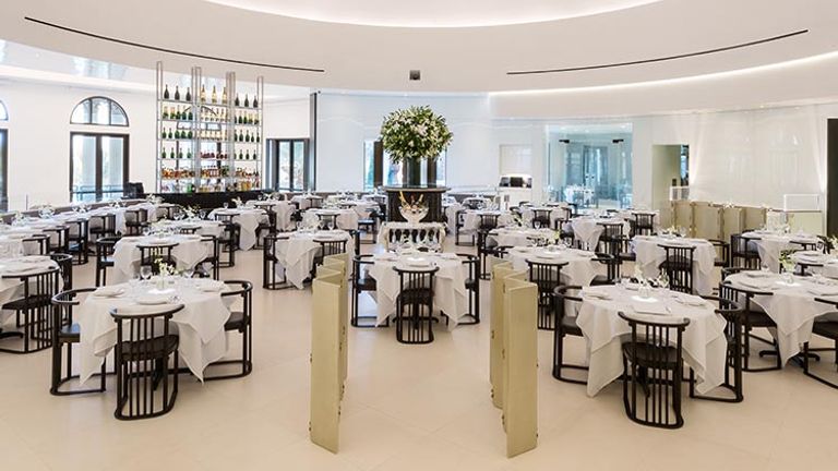Sleek furnishings and white tablecloths set the stage for a theatrical dining experience at Mr Chow. // © 2016 Caesars Entertainment